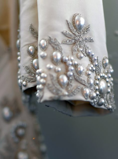 Oscar de la Renta Bridal 2013 - photo by @Meagan Finnegan Cignoli Gaun Koktail, Detail Couture, Pearl Embroidery, Motifs Perler, Couture Embroidery, Couture Details, Embroidery Fashion, Hand Embroidery Designs, Embroidery Details