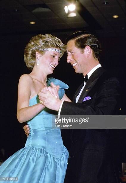 Princess Diana And Prince Charles Dancing In Melbourne During Their Royal Tour Of Australia Princess Diana Rare, Steffi Graf, Prince Charles And Diana, Gown Pictures, Prinz Charles, Princess Diana Photos, Princess Diana Pictures, Clarence House, Prins Harry