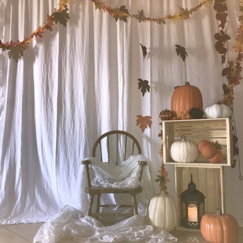 Fall Bridal Shower Photo Booth, Fall Photo Backdrop Ideas Indoor, Fall Photobooth Idea, Fall Picture Backdrop, Diy Fall Backdrops For Pictures, Fall Picture Backdrop Ideas, Fall Backdrop Ideas, Fall Backdrops For Pictures, Fall Photo Backdrop Diy