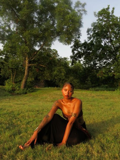 Down To Earth Photoshoot, Feminine Energy Black Women, Spiritual Girl Aesthetic Black Women, Earthly Girl Aesthetic, Earthy Poses, Nature Photoshoot Aesthetic, Earthy Aesthetic Pictures, Earth Aesthetic Outfit, Earthy Photoshoot Black Women