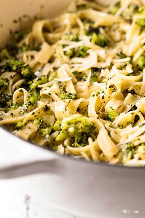 Roasted Broccoli Alfredo Easy Healthy 30 Minute Meals, Alfredo Fettuccine, Broccoli Alfredo, Vegan Pasta Recipes, Easy Dinner Recipe, Alfredo Recipe, Easy Meal Plans, Apple Pies, Fresh Broccoli