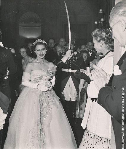 Queen Elizabeth Tiaras, Bowes Lyon, Princesa Margaret, Elizabeth King, Queen Elizabeth Photos, George Duke, Royal Family Portrait, Charity Ball, Queen Elisabeth