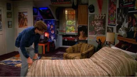 Eric forman bedroom That 70s Show Bedroom, Movie Scene Couple, 90s Inspired Bedroom, 80’s Room, Bedroom 70s, Movie Bedroom, Scene Couple, 70s Bedroom, 70s Room