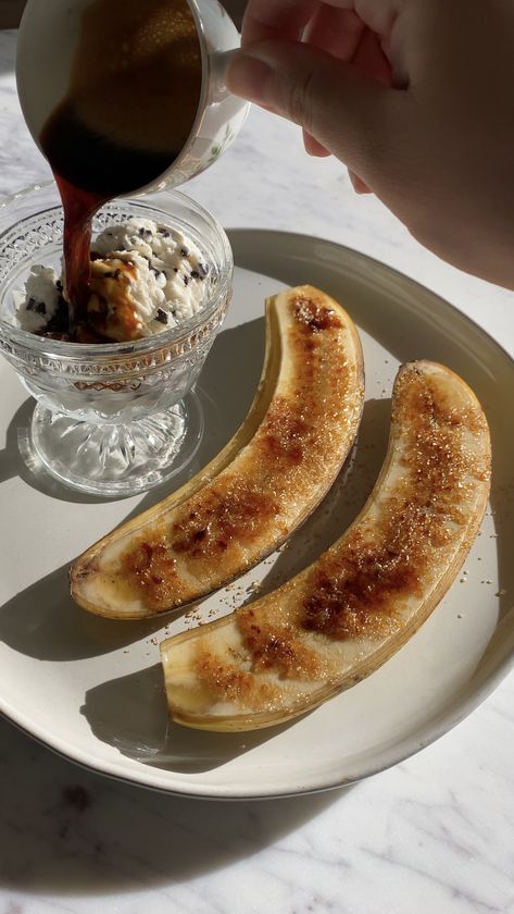 Banana Creme Brulee, Cream Brulee Aesthetic, Coffee Desserts Easy, Banana Brulee, Brulee Desserts, Creme Brulee Desserts, Chocolate Creme Brulee, Culinary Torch, Cream Brulee