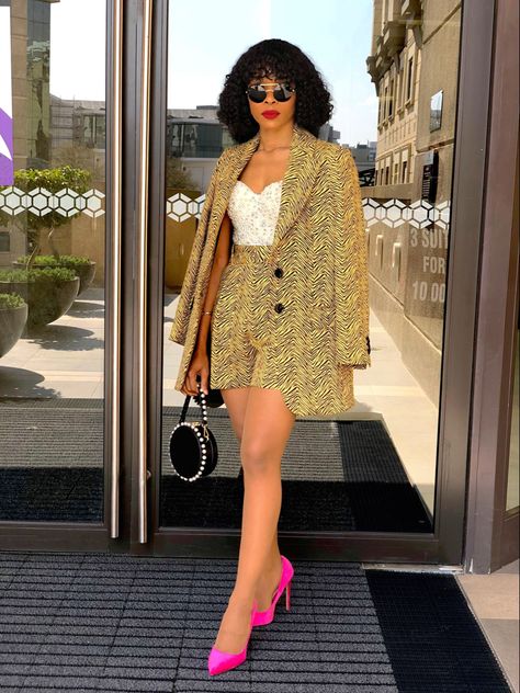 Short Suits For Women Classy, Birthday Poses, Top For Ladies, Brunch Outfits, Ankara Short, Woman Suit, Women Blazer, Corporate Outfits, Effortlessly Chic Outfits