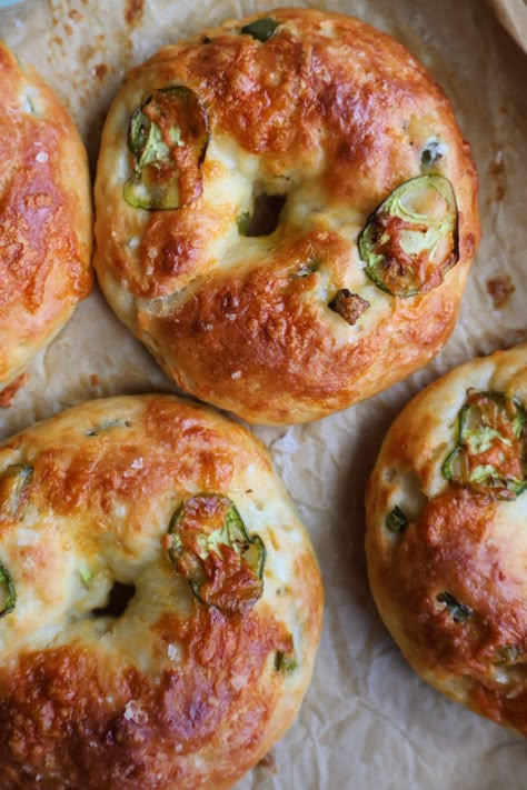 Jalapeno Cheddar Greek Yogurt Bagels - Something Nutritious Olive Cream Cheese, Greek Yogurt Bagels, Yogurt Bagels, Cheddar Bagels, Avocado Breakfast Sandwich, Bagel Recipe Easy, Sesame Bagel, Make Greek Yogurt, Cheese Bagels