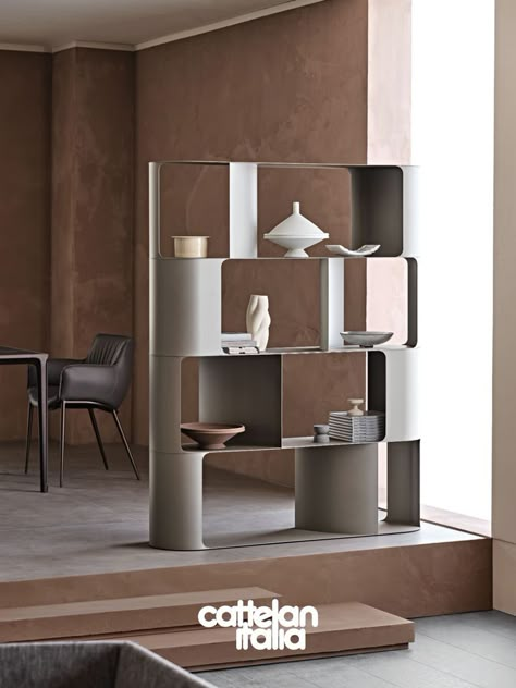 To furnish an environment that conveys tranquillity and balance the secret is to choose fluid shapes that blend delicately with the design. The Fulham modern steel bookcase bases its raison d’être precisely on this aesthetic concept. The lack of excess that sees forms prevail over decoration gives life to a modern bookcase with a harmonious and elegant aesthetic. By placing the bookcase in the centre of the room, it acts as an attractive partition, perfectly symmetrical and balanced. Furniture Moodboard, Office Showroom, Cabinet Bookcase, Built In Shelves Living Room, Shelves Living Room, Cattelan Italia, Bookcase Styling, Bookcase Design, Shelf Cabinet