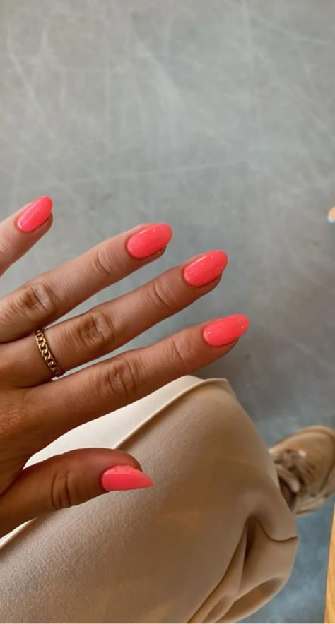 Coral Round Nails, Solid Color Round Nails, Red Pink Nail Color, Solid Color Summer Nails 2024, Bright Pink Red Nails, Almond Coral Nails, Hot Pink Coral Nails, Pinky Coral Nails, Plain Nail Color Ideas