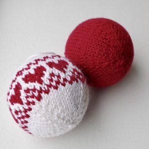 Knit Christmas Balls Patterns, Knitted Christmas Balls Free Pattern, Knitted Baubles Pattern Free, Knitted Christmas Balls, Knitting Patterns For Beginners, Christmas Knitting Projects, Knitting Easy, Knit Christmas Ornaments, Knitted Christmas Decorations