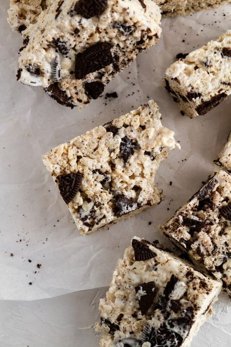 Oreo Rice Crispy Treats, Oreo Rice Krispie Treats, Oreo Rice, Oreo Bars, Oreo Birthday Cake, Rice Krispie Bars, Oreo Flavors, Krispie Treats Recipe, Dessert Bar Recipe