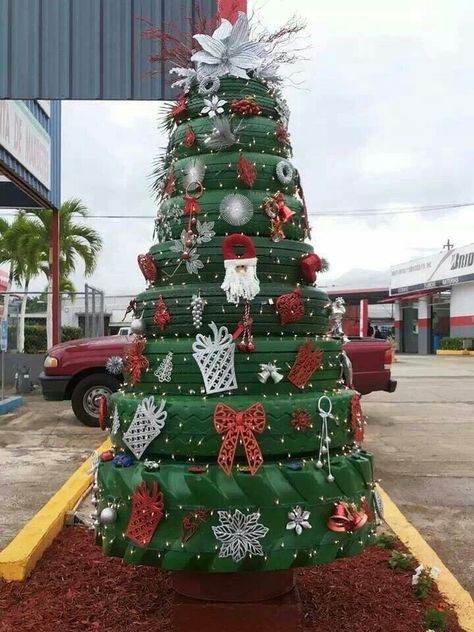 A really cool way to use recycled/used tires to create an usual Christmas tree that's sure to be a conversation piece! ~ CoOL! Recycled Christmas Tree, Reuse Old Tires, Tire Craft, Tire Art, Tyres Recycle, Old Tires, Christmas Yard, Christmas Deco, Outdoor Christmas Decorations