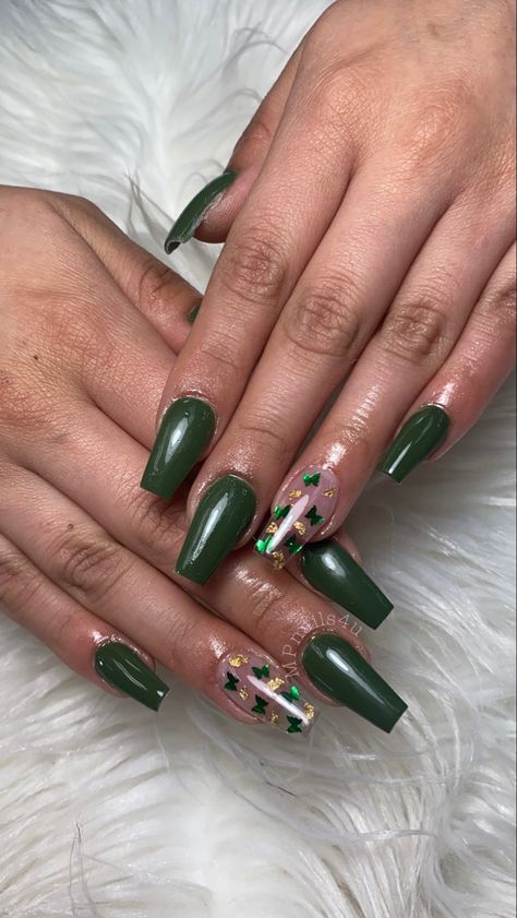 Dark Green Nails With Butterflies, Emerald Green Nails With Butterflies, Green And Gold Butterfly Nails, Enchanted Forest Theme Quinceanera Nails, Emerald Green Butterfly Nails, Dark Green And Gold Nails Short, Forest Green Hoco Nails, Green Butterfly Nail Designs, Coffin Nail Ideas Green