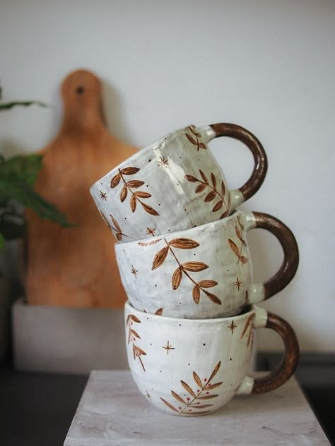 Autumn Mug, Diy Pottery Painting, Beginner Pottery, Pottery Painting Designs, Keramik Design, Painted Mugs, Cerámica Ideas, Pottery Inspo, Pottery Cups