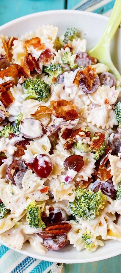 Pasta Salad with grapes, broccoli, bacon, and pecans. The perfect blend of sweet and salty! Pasta Salad With Grapes, Spicy Couscous, Low Carb Veggie, Salad With Grapes, Broccoli Bacon, Resep Pasta, Resep Salad, Best Pasta Salad, Cold Pasta