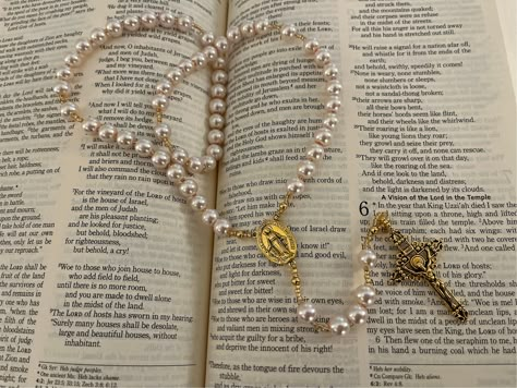 Custom Rosary, Pearl Rosary, Christian Love, Miraculous Medal, Baptism Gifts, Catholic Gifts, Mother Mary, Amelie, Catholic Faith