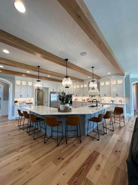 Big White Open Kitchen, Kitchen Design Big Island, Kitchen Design For Large Family, Island And Bar In Kitchen, Big Kitchen Ideas Farmhouse, Kitchen Ideas With Big Island, Very Large Kitchen Island, Kitchen For Large Family, Huge Open Kitchen