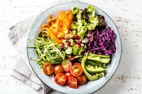 This 21 day anti inflammatory diet for beginners will boost your immune system and keep your autoimmune disease under control while also helping you to lose weight! High Raw Vegan, Raw Vegan Meal Plan, Vegan Diet Benefits, Vegan Meal Plan, Raw Vegan Diet, Plant Based Diet Recipes, Vegan Meal Plans, Raw Diet, Raw Food Diet