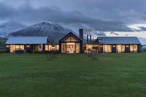 Located in Southland, New Zealand, Invercargill House is a rural-styled house designed by Mason & Wales Architects. The house is arranged ... Casa Country, Modern Barn House, Rural House, Modern Farmhouse Exterior, Shed Homes, Casa Exterior, Barn Style House, Modern Barn, Design Exterior