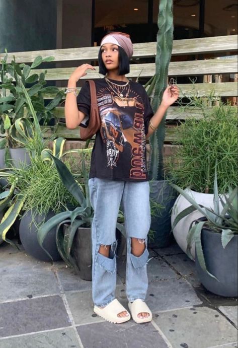 Muna Aesthetic, Aaliyah Streetwear, Yeezy Slides Outfit, Slides Outfit, Yeezy Slides, Streetwear Fashion Women, Athleisure Outfits, Mode Inspo, Baddie Outfits Casual