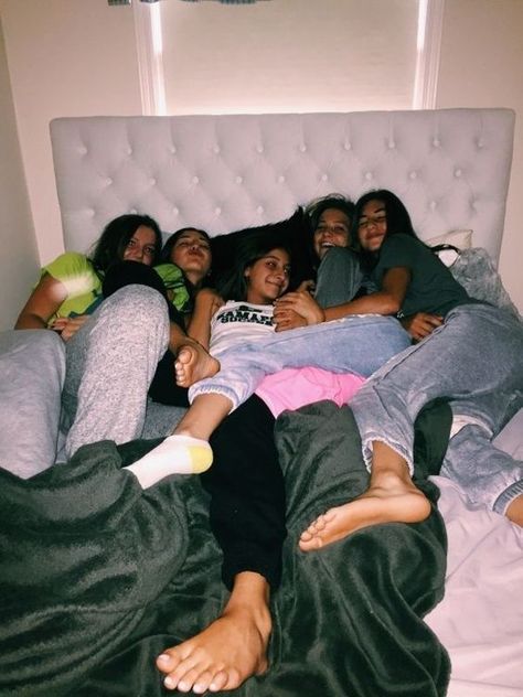 Imgur: The magic of the Internet Fun Sleepover Ideas, Best Friend Photography, Best Friend Photoshoot, Best Friend Photos, Cute Friend Pictures, Bff Goals, Bestie Goals, Bff Pictures, Group Of People