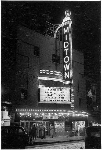 Midtown Theatre at night, Toronto, c. 1941. #vintage #Canada #1940s #streets 1940s Movie Theater, 1940s Theatre, Vintage Cinema Aesthetic, Vintage Movie Posters Decor, Toronto At Night, Vintage Movie Night, Night Toronto, Movie Theater Aesthetic, Movie Posters Decor