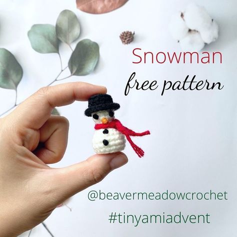 Crochet Small Christmas Ornaments Free Pattern, Crochet Mini Ornaments Free Pattern, Small Christmas Crochet Patterns Free, Tiny Diy Gifts, Tiny Crochet Christmas Ornaments, Easy Crochet Snowman Free Pattern, Mini Christmas Crochet Patterns Free, Free Micro Crochet Patterns, Small Christmas Crochet Projects