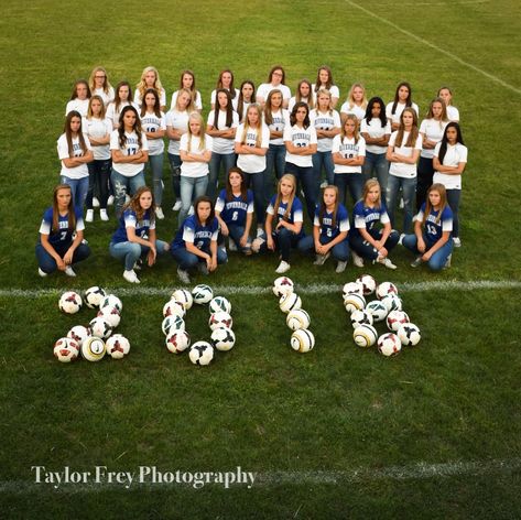 Senior group pictures Sport Group Photos, Soccer Team Picture Ideas, Senior Soccer Pictures Group, Group Soccer Picture Ideas, Team Soccer Pictures, Soccer Team Pictures Poses, Soccer Team Photo Ideas, Soccer Group Pictures, Football Group Pictures