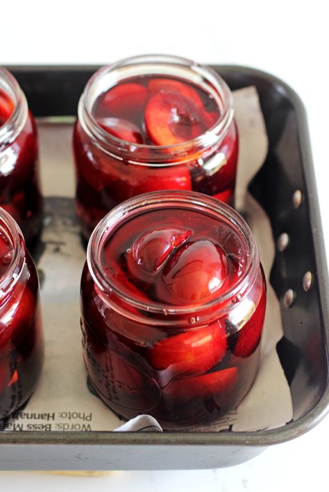 How to Bottle Plums (and other stone fruit) | The Kiwi Country Girl Preserving Plums, Canning Plums, Preserving Fruit, Plum Preserves, Plum Chutney, Canned Plums, Preserving Vegetables, Tea Blends Recipes, Calories In Vegetables