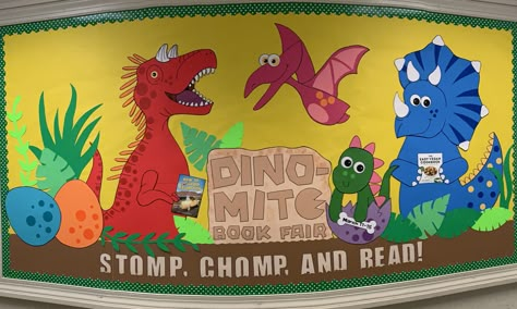 Dinosaur bulletin board Dinasour Classroom Decoration, Dino Graduation, Dinosaur School Theme, Dinosaur Bulletin Board Ideas, Dinosaur Classroom Theme Decor, Dinosaur Bulletin Boards, Dinosaur Crafts Preschool, Dinosaur Ideas, Dinosaur Display