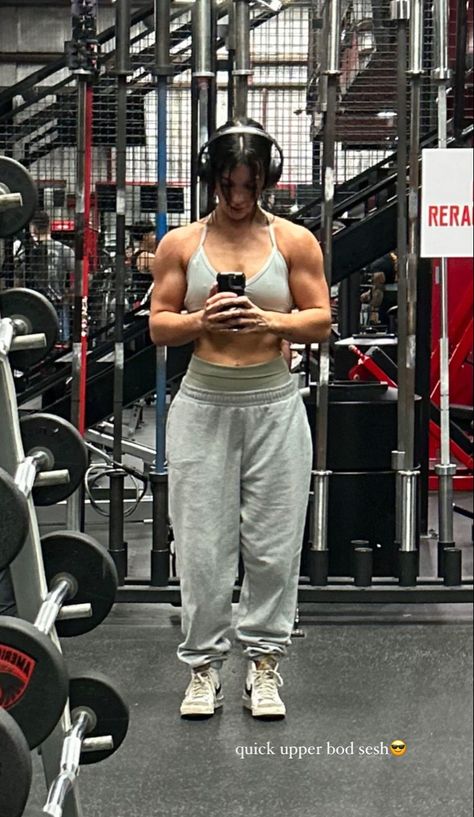 Muscle Mommies Aesthetic, Women Muscles Aesthetic, Muscle Mommy Outfits, Muscle Mommy Goals, Goth Muscle Mommy, Gym Pics Women, Gym Rat Aesthetic Women, Buff Girl Aesthetic, Muscle Woman Reference