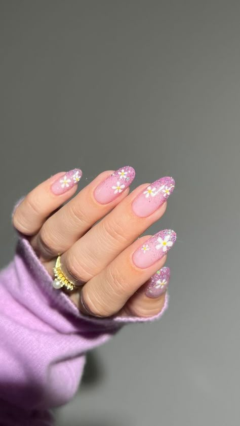 Floral Sparkle Nails, Sparkly Nails With Flowers, Daisy Acrylic Nails Flower Designs, Sparkly Floral Nails, Glitter Floral Nails, Nail Art Daisy Flower, Glitter And Flower Nails, Flower Nails With Glitter, Pink Sparkly Nail Designs