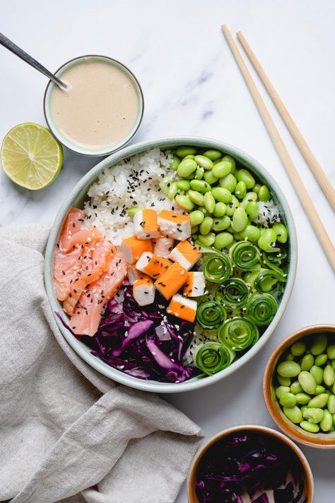 Have you ever tried sushi bowls? Here is a simple recipe for Sushi Bowl with Surimi and Tahini Sauce. What … Sushi Bowl with Surimi and Tahini Sauce Surimi Sushi, Tahini Sauce Recipe, Sushi Bowls, Sushi Sauce, Sushi Bowl, Sushi Time, Tahini Sauce, No Cooking, Raw Vegetables