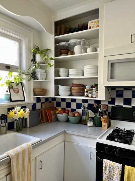 White Kitchen Eclectic, Black And White Kitchen Black Backsplash, Cool Tile Backsplash, Homey Kitchen Apartment, Cool Apartment Kitchen, Kitchen Black And White Backsplash, Black White Backsplash Kitchen, Black And White Maximalist Kitchen, All Tile Kitchen Walls