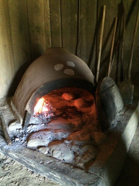 Viking age baking oven, Ribe, Denmark Viking Farming, Ribe Denmark, Danish Vikings, Viking Life, Viking Age, Medieval Fantasy, Professions, Denmark, Vikings