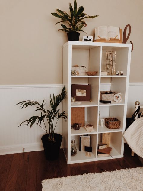 Horizontal Cubby Shelf, Square Shelf Decor Cubbies, Aesthetic Shelf Organization, Shelf Cubby Ideas, Cube Shelf Decor Bedroom Aesthetic, Cube Shelf Aesthetic, Cube Shelf Decor Bedroom, Cubby Shelf Decor, Cubby Storage Ideas