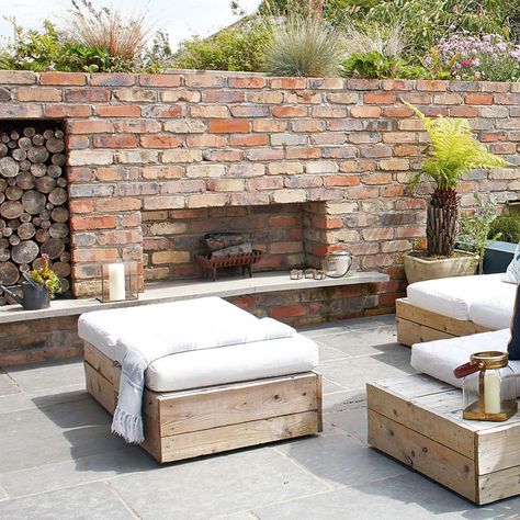 Outdoor fireplaces – ideas and tips for installing a fireplace in the garden Outdoor Fireplaces Ideas, Yard Fireplace, Build Outdoor Fireplace, Installing A Fireplace, Garden Fireplace, Outside Fireplace, Wooden Path, Fireplaces Ideas, Wall Fires