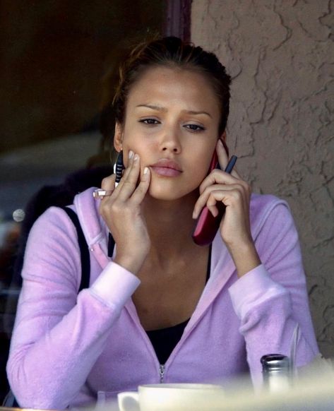 Sunday morning hyperfixation: Early noughties #JessicaAlba, who often looked slightly concerned on the phone, or as if she was maybe dissociating as she put on her lipgloss? Big Sunday mood if you ask us! Jessica Alba Juicy Couture, Jessica Alba Aesthetic, Honey Jessica Alba, Jessica Alba 90s, 90s Paparazzi, Jessica Alba Honey, Bgc Aesthetic, Jessica Alba 2000s, 2000 Vibes