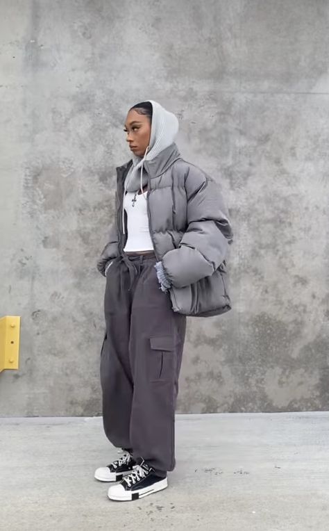 Puffy Jacket Outfit Street Style, Puff Jacket Outfit, Frugal Aesthetic, Puffy Jacket Outfit, Black Puffer Jacket Outfit, Rain Outfits, Oversized Jacket Outfit, Winter Streetwear Outfits, Grey Streetwear