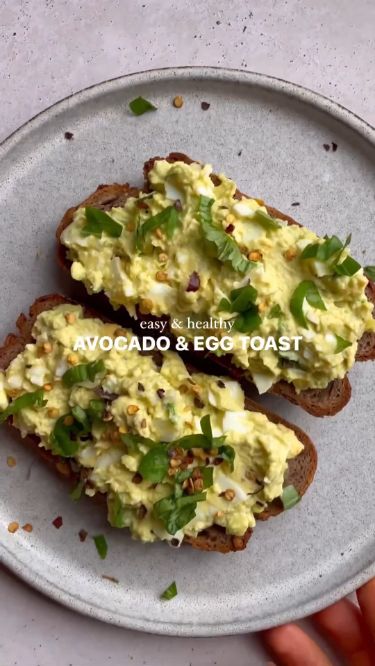 This easy and healthy egg salad with avocado is so creamy and delicious and perfect for a quick meal that is high in protein and will keep you satisfied. #naturaldiet High Protein Healthy Meals Easy, Healthy Breakfast Recipes Avocado, Healthy Dinner Avocado, Easy Healthy Breakfast Protein, High Protein Meals With Avocado, Protein Loaded Snacks, Healthy Dinner With Avocado, Protein Based Meals Recipes, Dinner Eggs Recipes