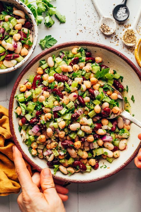 Easy Three Bean Salad - Minimalist Baker Recipes Side Salad Italian, Summer Bean Salad, Bean Bowl, Beans Salad, Crunchy Veggies, Vegetarian Salad, Three Bean Salad, Vegan Salads, Bean Salad Recipes