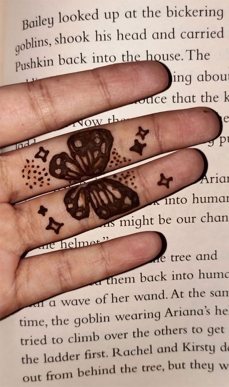 Minimal Henna Designs, Henna Designs 2023, Ramadan Henna Designs, Butterfly Henna Designs, Floral Henna Designs, Mandalas Henna Ideas, Henna Design Ideas Astetic Mehndi Designs, Asethic Mehndi Designs Simple, Easy Front Mehndi Designs, Mehndi Tattoo Designs Small Unique, Mehndi Designs Asthethic, Aesthetic Mehndi Designs Back Hand, Mehandi Designs Aesthetic, Aesthetic Mehandi Design, Aesthetic Mehndi Designs Front Hand