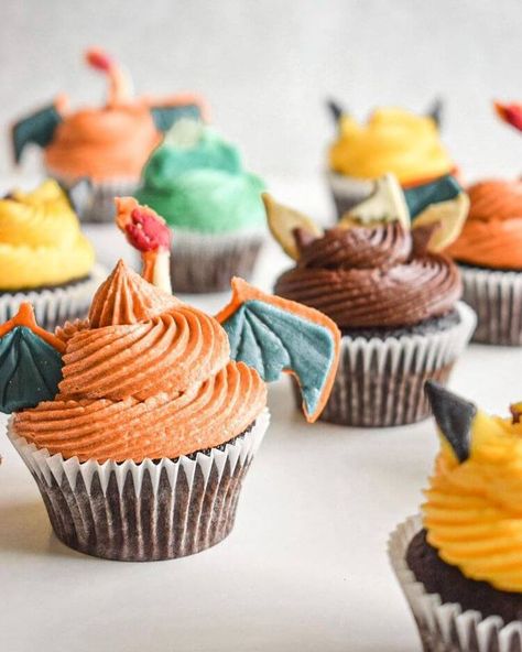 Charizard Cupcakes, Charmander Cupcakes, Charizard Birthday Party, Pikachu Dessert, Charizard Birthday, Pokemon Desserts, Pikachu Cupcakes, Pokemon Sweets, Pokémon Cupcakes