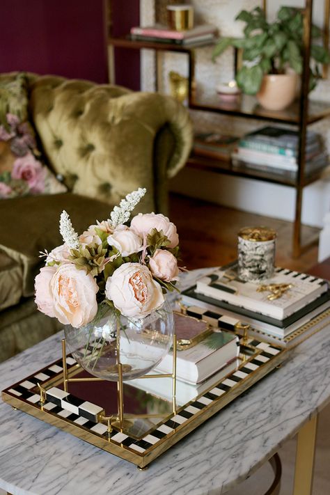 coffee table styling with flowers and marble Coffee Table Vignettes, Living Room Plan, Interior Decoration Accessories, White Tray, Table Decor Living Room, Table Styling, Coffee Table Styling, Cool Coffee Tables, Room Planning