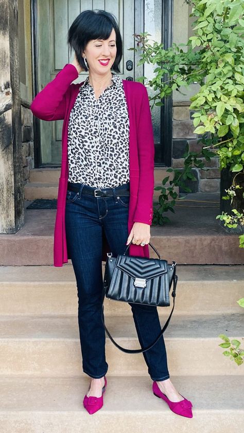 Burgundy is one of my favorite colors in the fall and winter, and I'm sharing my favorite burgundy outfits this year! It can be as small as a splash of color in my earrings or as bold as a statement trench coat, but I wear it constantly in the fall and winter. Get some outfit inspiration and check out how I'm wearing it this year. Edgy Classic Style, Classic Capsule Wardrobe, Burgundy Outfit, Capsule Wardrobe Outfits, Winter Typ, Classic Style Outfits, Stunning Style, Edgy Chic, Capsule Outfits