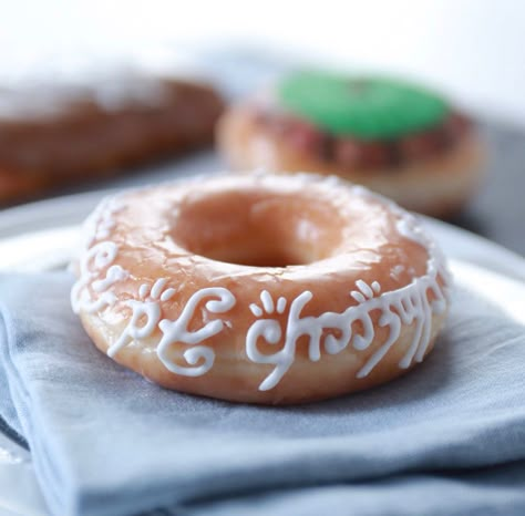 Lord Of The Rings Donut Lord Of The Rings Breakfast, Lord Of The Rings Dessert Recipes, Lord Of The Rings Theme Party, Lord Of The Rings Halloween Decorations, Lotr Watch Party, Lotr Cupcakes, Lord Of The Rings Birthday Party Ideas, Lord Of The Rings Desserts, Lord Of The Ring Party