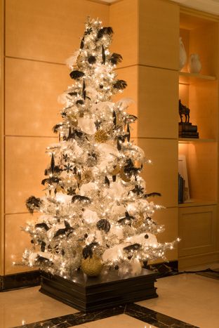 Gatsby Christmas Tree, Great Gatsby Christmas Tree, Winter Conservatory, Gatsby Christmas Party, Gatsby Christmas, Lace Christmas Tree, Creative Christmas Trees, Gold Feathers, Black Tree