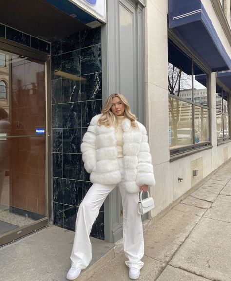 Summer White Outfits, White Outfit Winter, White Party Outfits, White Outfit Aesthetic, London Outfit Ideas, Sophie Suchan, Fur Jacket Outfit, All White Party Outfits, White Fur Jacket