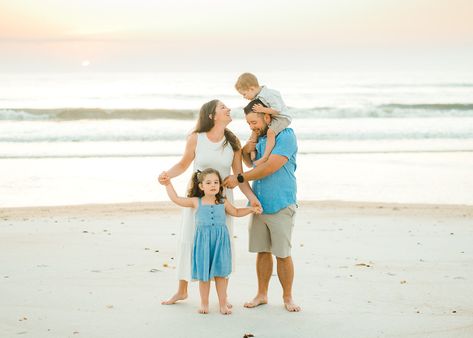 Family Of 4 Photoshoot Beach, Family Of 4 Beach Photos, Family Of 4 Beach Pictures, Family Beach Pictures Poses, Cute Family Photos, Beach Maternity Photos, Family Beach Pictures, Beach Pictures Poses, Family Of 4