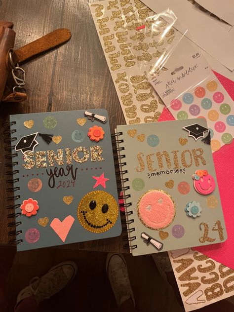 Senior Year Notebook, Scrapbooking High School Years, Senior Fun Day Ideas, Senior Notebook Ideas, Scrapbooking Senior Year, Senior Book Ideas Scrapbook, Senior Year Scrapbook Ideas Layout, Senior Journal Ideas, School Year Scrapbook Ideas