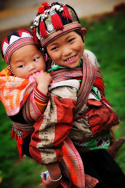 Faces of Northern Vietnam Travel Photo Wall, Piggyback Ride, Baby Kostüm, Kids Around The World, Asian Kids, Awesome Recipes, Melting Pot, France Paris, Current News